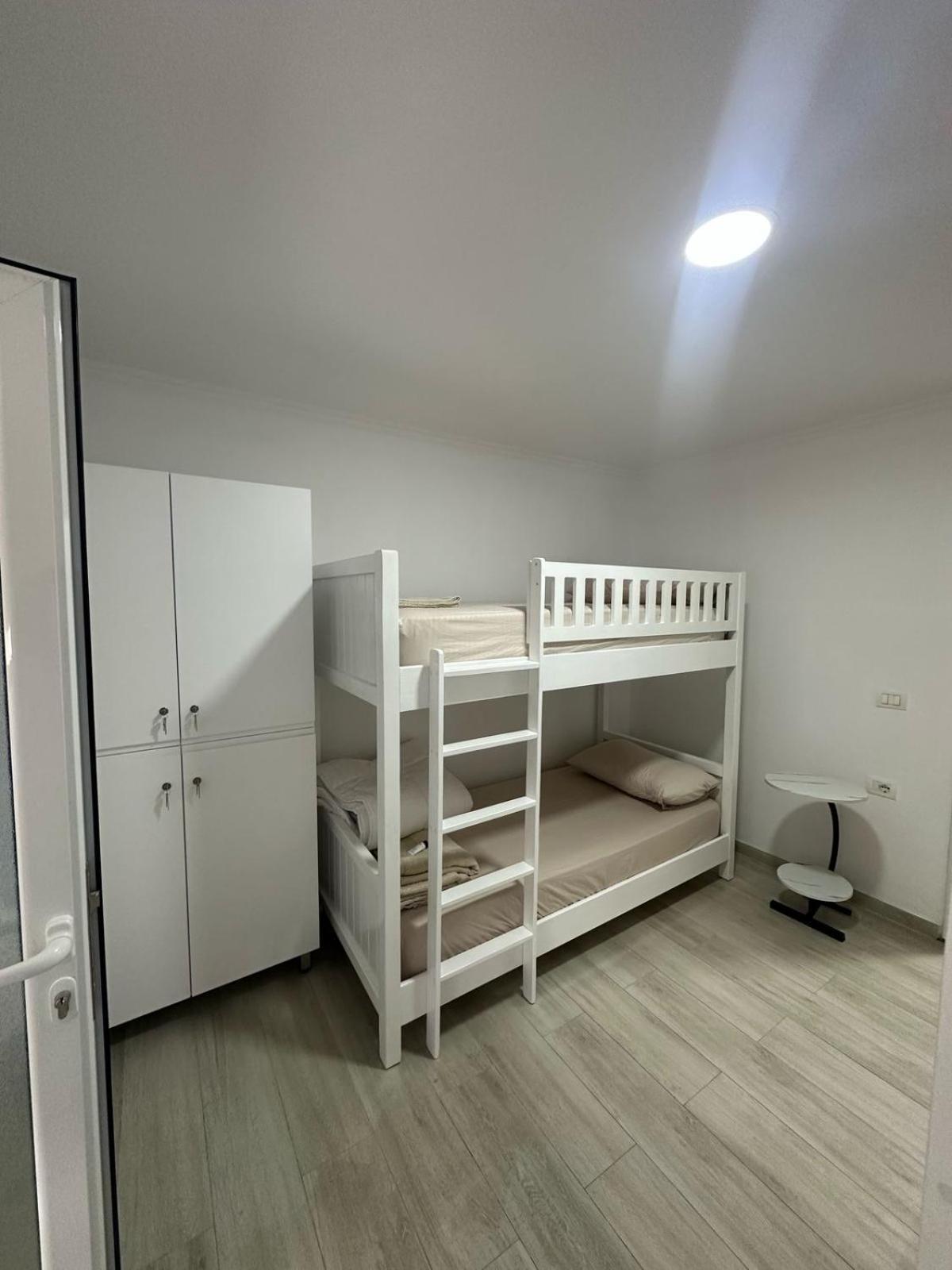 Aral Hostel Берат Экстерьер фото